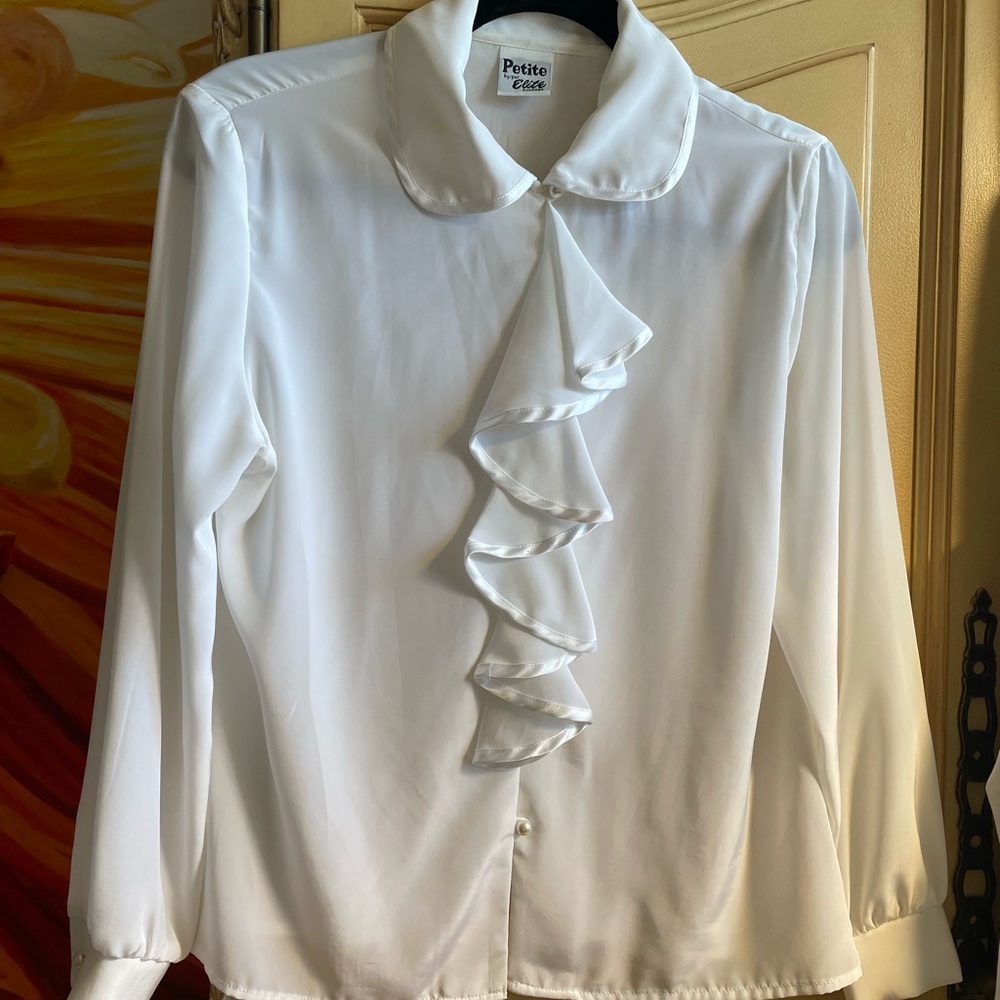 Retro blouse with ruffle